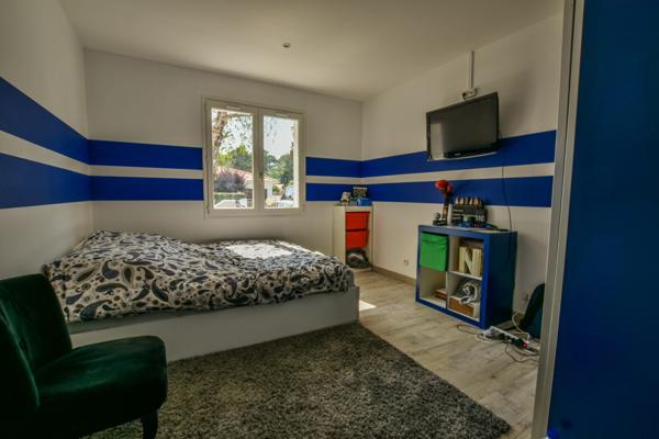 Villa de plain-pied avec 4 chambres et piscine