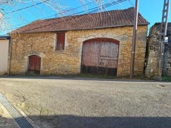 Grange en pierre avec jardin à restaurer