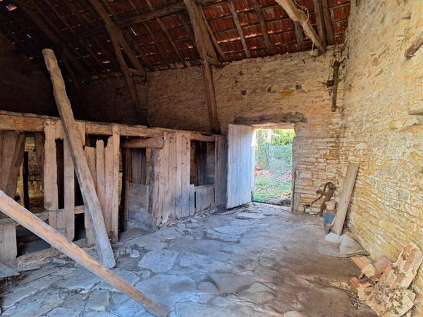 Grange en pierre avec jardin à restaurer