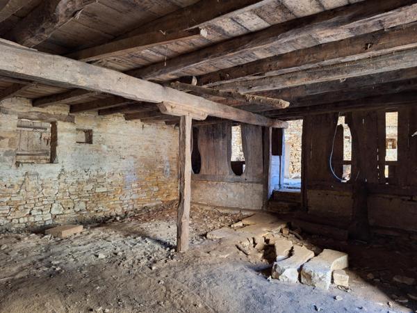 Grange en pierre avec jardin à restaurer