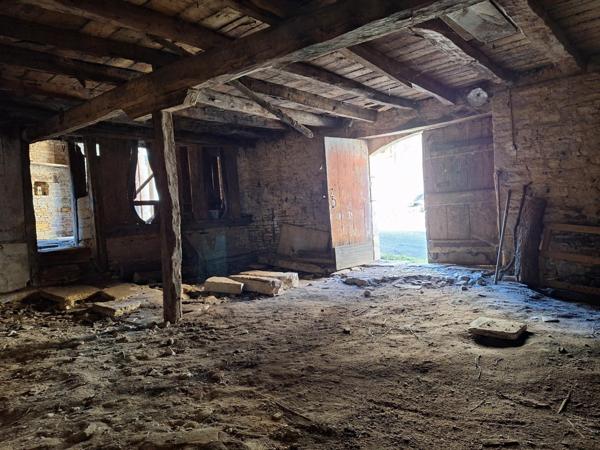 Grange en pierre avec jardin à restaurer