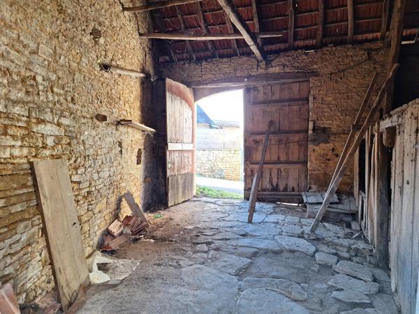 Grange en pierre avec jardin à restaurer