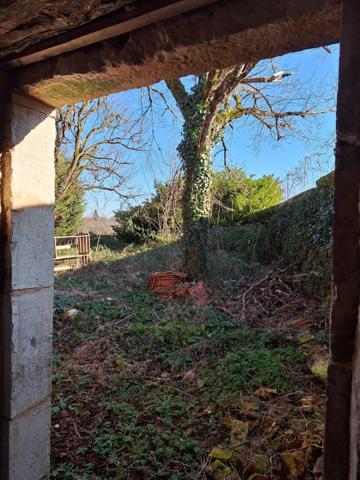 Grange en pierre avec jardin à restaurer