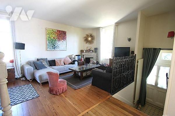 Proche parc de la Bouzaize, maison en pierre de 138 m² comprenant au rez-de-chaussée salon, cui...