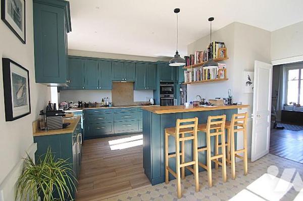 Proche parc de la Bouzaize, maison en pierre de 138 m² comprenant au rez-de-chaussée salon, cui...