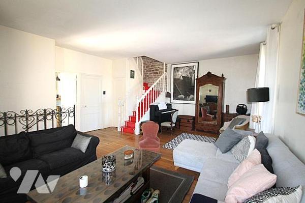 Proche parc de la Bouzaize, maison en pierre de 138 m² comprenant au rez-de-chaussée salon, cui...