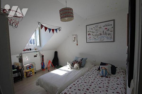 Proche parc de la Bouzaize, maison en pierre de 138 m² comprenant au rez-de-chaussée salon, cui...