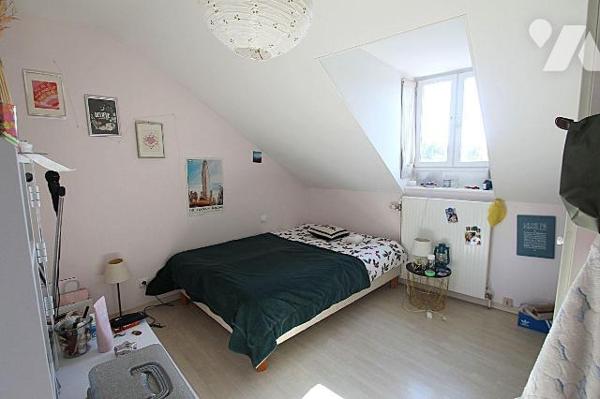 Proche parc de la Bouzaize, maison en pierre de 138 m² comprenant au rez-de-chaussée salon, cui...