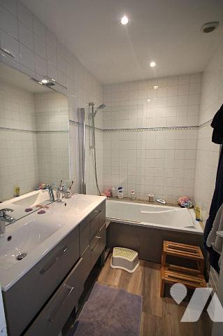 Proche parc de la Bouzaize, maison en pierre de 138 m² comprenant au rez-de-chaussée salon, cui...