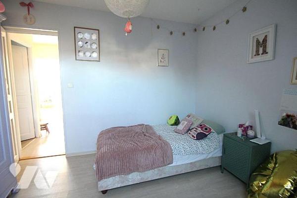 Proche parc de la Bouzaize, maison en pierre de 138 m² comprenant au rez-de-chaussée salon, cui...