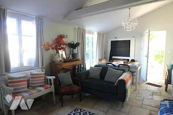 Proche parc de la Bouzaize, maison en pierre de 138 m² comprenant au rez-de-chaussée salon, cui...