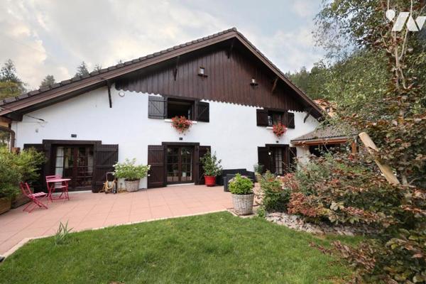 Bien d'exception à découvrir à Gérardmer ! Nichée dans un environnement naturel privilégié à Gé...