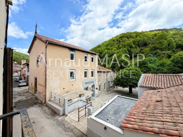 COQUETTE MAISON DE VILLAGE RENOVEE AVEC GARAGE ET BALCONET DANS VILLAGE PRISE