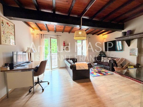 COQUETTE MAISON DE VILLAGE RENOVEE AVEC GARAGE ET BALCONET DANS VILLAGE PRISE