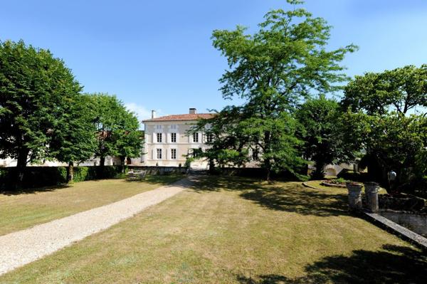Magnifique logis du XVIIème siècle avec dépendances