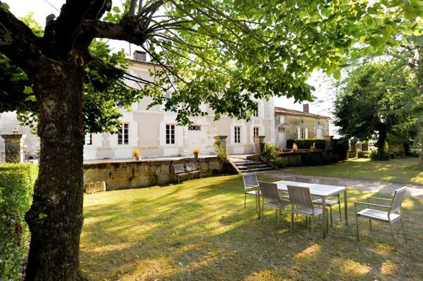 Magnifique logis du XVIIème siècle avec dépendances