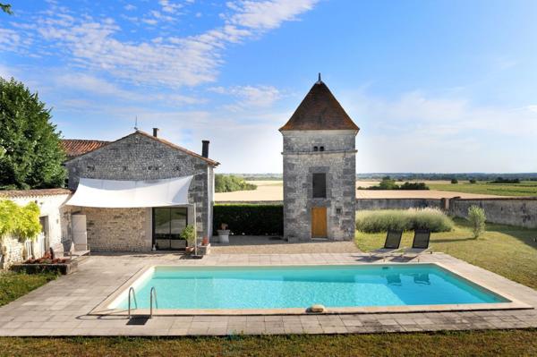 Magnifique logis du XVIIème siècle avec dépendances