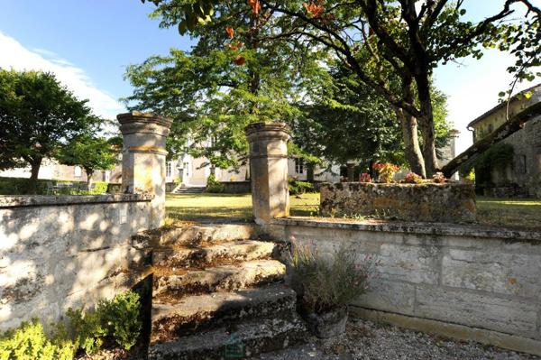 Magnifique logis du XVIIème siècle avec dépendances