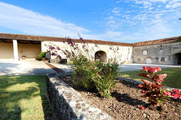 Magnifique logis du XVIIème siècle avec dépendances