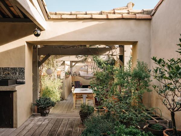 RARE - ATYPIQUE APPARTEMENT AVEC JARDIN SUSPENDU AU COEUR DE LA BASTIDE ST LOUIS