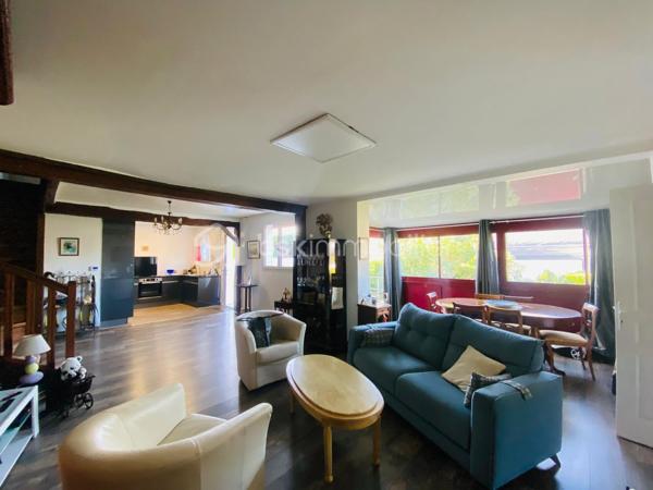 À seulement 200 mètres de Sainte-Adresse, découvrez cette charmante maison individuelle de 100 m², idéalement située dans un environnement calme et recherché, à proximité immédiate des commerces, écoles, transports et de toutes les commodités.

Dès l’entrée, vous serez séduit par son vaste séjour-salon de plus de 45 m², baigné de lumière, offrant un espace de vie chaleureux et convivial. Sa configuration atypique et pleine de caractère vous séduira.

La maison comprend également une cuisine récente, aménagée et entièrement équipée, ouverte sur la pièce de vie, trois chambres confortables, une salle de douche avec douche à l’italienne, deux WC.

À l’extérieur, vous profiterez d’une terrasse donnant sur un agréable jardin exposé plein sud, sans vis-à-vis, idéal pour les repas en famille ou les moments de détente.

Les prestations sont complétées par :

Un garage pour une petite voiture.
La possibilité de stationner deux véhicules supplémentaires dans la propriété.
Une dépendance faisant office de buanderie avec espace pour machine à laver, sèche-linge et rangements.
Les atouts de cette maison :

Maison individuelle, non mitoyenne.
Quartier calme.
Aucun vis-à-vis.
Proximité immédiate de Sainte-Adresse.
Grand espace de vie de plus de 45 m².
Jardin exposé plein sud.
Stationnement privatif.
Dépendance et buanderie.
Proche des commerces, écoles, transports et de la mer.
Une maison rare sur le secteur, offrant un cadre de vie privilégié où calme, luminosité et fonctionnalité se conjuguent parfaitement.

Une visite suffira à vous convaincre… Venez découvrir ce bien sans tarder !