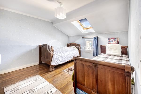 Maison
                                                                                                                                                                                                                                                                                                                        7 pièce(s)                                                                                                                                                                                                          5 chambre(s)                                                                                                                                                                                                          193  m²