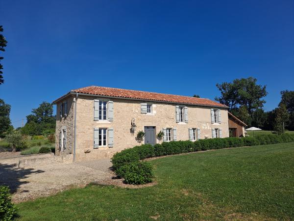 Sublime Maison en Pierre Rénovée avec Vues Imprenables et Confort Moderne