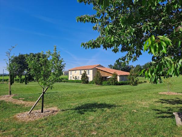 Sublime Maison en Pierre Rénovée avec Vues Imprenables et Confort Moderne