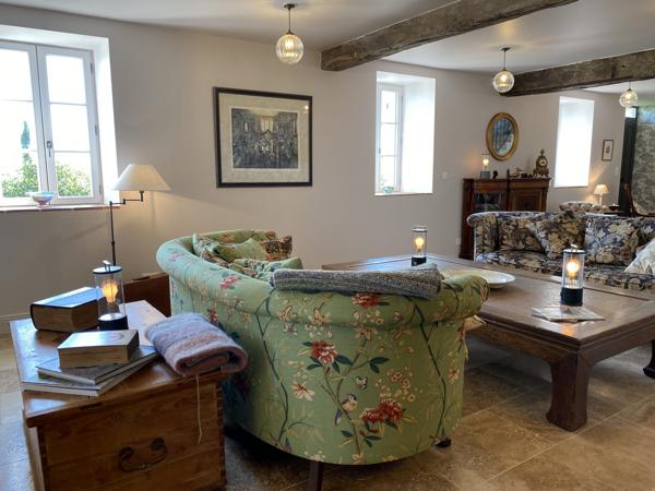 Sublime Maison en Pierre Rénovée avec Vues Imprenables et Confort Moderne