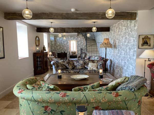 Sublime Maison en Pierre Rénovée avec Vues Imprenables et Confort Moderne