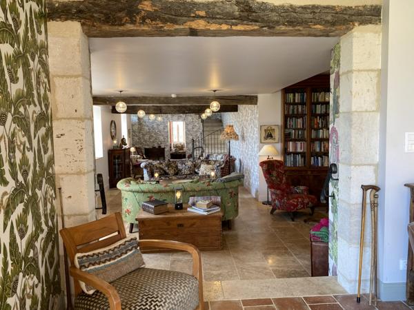 Sublime Maison en Pierre Rénovée avec Vues Imprenables et Confort Moderne