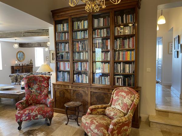 Sublime Maison en Pierre Rénovée avec Vues Imprenables et Confort Moderne