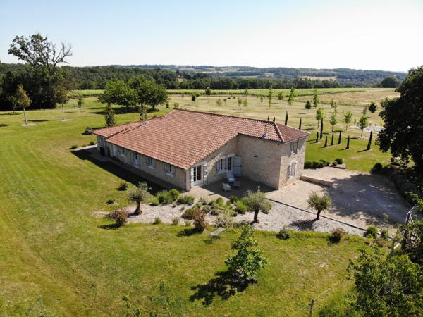 Sublime Maison en Pierre Rénovée avec Vues Imprenables et Confort Moderne