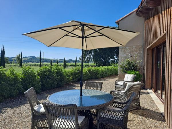 Sublime Maison en Pierre Rénovée avec Vues Imprenables et Confort Moderne
