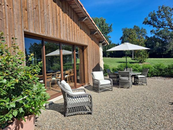 Sublime Maison en Pierre Rénovée avec Vues Imprenables et Confort Moderne