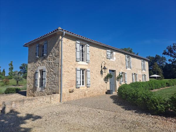 Sublime Maison en Pierre Rénovée avec Vues Imprenables et Confort Moderne