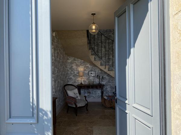 Sublime Maison en Pierre Rénovée avec Vues Imprenables et Confort Moderne