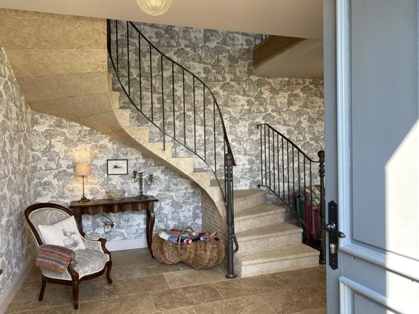 Sublime Maison en Pierre Rénovée avec Vues Imprenables et Confort Moderne