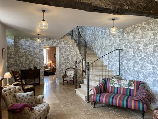 Sublime Maison en Pierre Rénovée avec Vues Imprenables et Confort Moderne