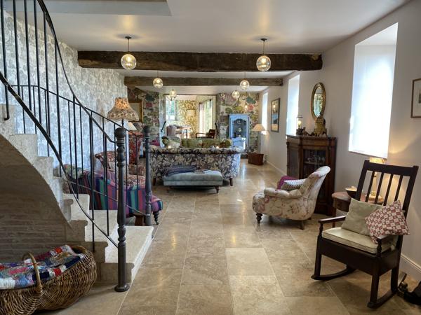 Sublime Maison en Pierre Rénovée avec Vues Imprenables et Confort Moderne