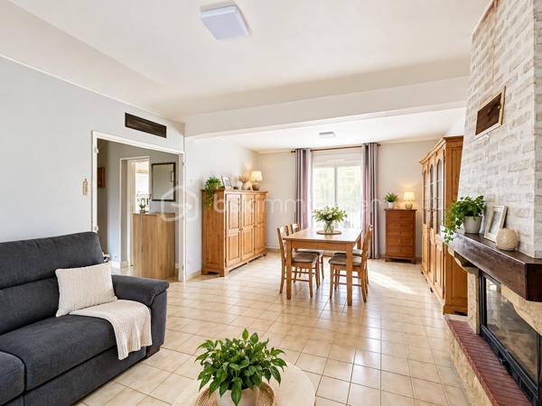 Idéalement situé dans le quartier Saint Julien, Saint Amâtre venez découvrir ce charmant pavillon qui saura vous séduire par son potentiel, sa belle construction et par le calme qui l'entoure. Édifié sur un sous-sol total ce pavillon se compose au rez de chaussée d'une entrée avec placards desservant une cuisine aménagée et équipée ainsi qu'un séjour en double exposition avec sa cheminée. Un couloir vous conduit à une chambre ainsi qu'à la salle d'eau, au wc séparé et un accès au sous-sol. A l'étage, c'est un large palier qui dessert deux belles chambres ainsi qu'un cabinet de toilette qui pourrait être complété d'une douche afin de créer une véritable salle d'eau. Au sous-sol vous découvriez une buanderie, un cellier, une pièce ainsi qu'un espace de stationnement.  A l’extérieur, vous pourrez bénéficier d'un terrain clos et arboré d'un peu plus de 1000 m² avec ses deux portails pour faciliter l'accès. faites deux pas et vous serez au milieu des champs. La ville avec ses commodités est derrière vous et le calme de la campagne est devant vous. Cette maison n'attend plus que vous pour retrouver son lustre d'antan et devenir l’écrin de votre nouvelle histoire.
