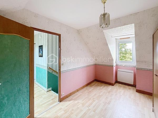 Idéalement situé dans le quartier Saint Julien, Saint Amâtre venez découvrir ce charmant pavillon qui saura vous séduire par son potentiel, sa belle construction et par le calme qui l'entoure. Édifié sur un sous-sol total ce pavillon se compose au rez de chaussée d'une entrée avec placards desservant une cuisine aménagée et équipée ainsi qu'un séjour en double exposition avec sa cheminée. Un couloir vous conduit à une chambre ainsi qu'à la salle d'eau, au wc séparé et un accès au sous-sol. A l'étage, c'est un large palier qui dessert deux belles chambres ainsi qu'un cabinet de toilette qui pourrait être complété d'une douche afin de créer une véritable salle d'eau. Au sous-sol vous découvriez une buanderie, un cellier, une pièce ainsi qu'un espace de stationnement.  A l’extérieur, vous pourrez bénéficier d'un terrain clos et arboré d'un peu plus de 1000 m² avec ses deux portails pour faciliter l'accès. faites deux pas et vous serez au milieu des champs. La ville avec ses commodités est derrière vous et le calme de la campagne est devant vous. Cette maison n'attend plus que vous pour retrouver son lustre d'antan et devenir l’écrin de votre nouvelle histoire.
