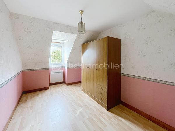 Idéalement situé dans le quartier Saint Julien, Saint Amâtre venez découvrir ce charmant pavillon qui saura vous séduire par son potentiel, sa belle construction et par le calme qui l'entoure. Édifié sur un sous-sol total ce pavillon se compose au rez de chaussée d'une entrée avec placards desservant une cuisine aménagée et équipée ainsi qu'un séjour en double exposition avec sa cheminée. Un couloir vous conduit à une chambre ainsi qu'à la salle d'eau, au wc séparé et un accès au sous-sol. A l'étage, c'est un large palier qui dessert deux belles chambres ainsi qu'un cabinet de toilette qui pourrait être complété d'une douche afin de créer une véritable salle d'eau. Au sous-sol vous découvriez une buanderie, un cellier, une pièce ainsi qu'un espace de stationnement.  A l’extérieur, vous pourrez bénéficier d'un terrain clos et arboré d'un peu plus de 1000 m² avec ses deux portails pour faciliter l'accès. faites deux pas et vous serez au milieu des champs. La ville avec ses commodités est derrière vous et le calme de la campagne est devant vous. Cette maison n'attend plus que vous pour retrouver son lustre d'antan et devenir l’écrin de votre nouvelle histoire.