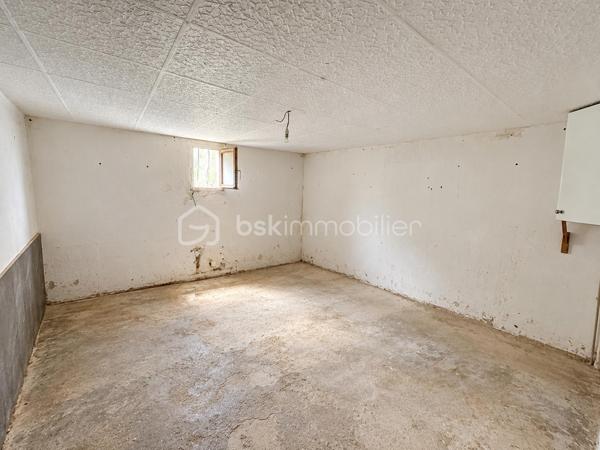 Idéalement situé dans le quartier Saint Julien, Saint Amâtre venez découvrir ce charmant pavillon qui saura vous séduire par son potentiel, sa belle construction et par le calme qui l'entoure. Édifié sur un sous-sol total ce pavillon se compose au rez de chaussée d'une entrée avec placards desservant une cuisine aménagée et équipée ainsi qu'un séjour en double exposition avec sa cheminée. Un couloir vous conduit à une chambre ainsi qu'à la salle d'eau, au wc séparé et un accès au sous-sol. A l'étage, c'est un large palier qui dessert deux belles chambres ainsi qu'un cabinet de toilette qui pourrait être complété d'une douche afin de créer une véritable salle d'eau. Au sous-sol vous découvriez une buanderie, un cellier, une pièce ainsi qu'un espace de stationnement.  A l’extérieur, vous pourrez bénéficier d'un terrain clos et arboré d'un peu plus de 1000 m² avec ses deux portails pour faciliter l'accès. faites deux pas et vous serez au milieu des champs. La ville avec ses commodités est derrière vous et le calme de la campagne est devant vous. Cette maison n'attend plus que vous pour retrouver son lustre d'antan et devenir l’écrin de votre nouvelle histoire.