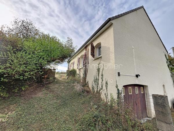 Idéalement situé dans le quartier Saint Julien, Saint Amâtre venez découvrir ce charmant pavillon qui saura vous séduire par son potentiel, sa belle construction et par le calme qui l'entoure. Édifié sur un sous-sol total ce pavillon se compose au rez de chaussée d'une entrée avec placards desservant une cuisine aménagée et équipée ainsi qu'un séjour en double exposition avec sa cheminée. Un couloir vous conduit à une chambre ainsi qu'à la salle d'eau, au wc séparé et un accès au sous-sol. A l'étage, c'est un large palier qui dessert deux belles chambres ainsi qu'un cabinet de toilette qui pourrait être complété d'une douche afin de créer une véritable salle d'eau. Au sous-sol vous découvriez une buanderie, un cellier, une pièce ainsi qu'un espace de stationnement.  A l’extérieur, vous pourrez bénéficier d'un terrain clos et arboré d'un peu plus de 1000 m² avec ses deux portails pour faciliter l'accès. faites deux pas et vous serez au milieu des champs. La ville avec ses commodités est derrière vous et le calme de la campagne est devant vous. Cette maison n'attend plus que vous pour retrouver son lustre d'antan et devenir l’écrin de votre nouvelle histoire.