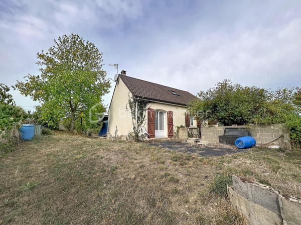 Idéalement situé dans le quartier Saint Julien, Saint Amâtre venez découvrir ce charmant pavillon qui saura vous séduire par son potentiel, sa belle construction et par le calme qui l'entoure. Édifié sur un sous-sol total ce pavillon se compose au rez de chaussée d'une entrée avec placards desservant une cuisine aménagée et équipée ainsi qu'un séjour en double exposition avec sa cheminée. Un couloir vous conduit à une chambre ainsi qu'à la salle d'eau, au wc séparé et un accès au sous-sol. A l'étage, c'est un large palier qui dessert deux belles chambres ainsi qu'un cabinet de toilette qui pourrait être complété d'une douche afin de créer une véritable salle d'eau. Au sous-sol vous découvriez une buanderie, un cellier, une pièce ainsi qu'un espace de stationnement.  A l’extérieur, vous pourrez bénéficier d'un terrain clos et arboré d'un peu plus de 1000 m² avec ses deux portails pour faciliter l'accès. faites deux pas et vous serez au milieu des champs. La ville avec ses commodités est derrière vous et le calme de la campagne est devant vous. Cette maison n'attend plus que vous pour retrouver son lustre d'antan et devenir l’écrin de votre nouvelle histoire.