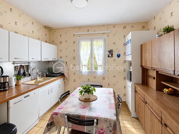 Idéalement situé dans le quartier Saint Julien, Saint Amâtre venez découvrir ce charmant pavillon qui saura vous séduire par son potentiel, sa belle construction et par le calme qui l'entoure. Édifié sur un sous-sol total ce pavillon se compose au rez de chaussée d'une entrée avec placards desservant une cuisine aménagée et équipée ainsi qu'un séjour en double exposition avec sa cheminée. Un couloir vous conduit à une chambre ainsi qu'à la salle d'eau, au wc séparé et un accès au sous-sol. A l'étage, c'est un large palier qui dessert deux belles chambres ainsi qu'un cabinet de toilette qui pourrait être complété d'une douche afin de créer une véritable salle d'eau. Au sous-sol vous découvriez une buanderie, un cellier, une pièce ainsi qu'un espace de stationnement.  A l’extérieur, vous pourrez bénéficier d'un terrain clos et arboré d'un peu plus de 1000 m² avec ses deux portails pour faciliter l'accès. faites deux pas et vous serez au milieu des champs. La ville avec ses commodités est derrière vous et le calme de la campagne est devant vous. Cette maison n'attend plus que vous pour retrouver son lustre d'antan et devenir l’écrin de votre nouvelle histoire.