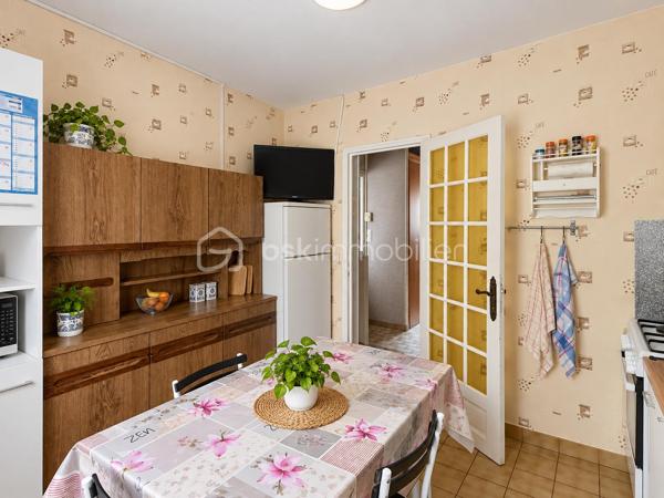 Idéalement situé dans le quartier Saint Julien, Saint Amâtre venez découvrir ce charmant pavillon qui saura vous séduire par son potentiel, sa belle construction et par le calme qui l'entoure. Édifié sur un sous-sol total ce pavillon se compose au rez de chaussée d'une entrée avec placards desservant une cuisine aménagée et équipée ainsi qu'un séjour en double exposition avec sa cheminée. Un couloir vous conduit à une chambre ainsi qu'à la salle d'eau, au wc séparé et un accès au sous-sol. A l'étage, c'est un large palier qui dessert deux belles chambres ainsi qu'un cabinet de toilette qui pourrait être complété d'une douche afin de créer une véritable salle d'eau. Au sous-sol vous découvriez une buanderie, un cellier, une pièce ainsi qu'un espace de stationnement.  A l’extérieur, vous pourrez bénéficier d'un terrain clos et arboré d'un peu plus de 1000 m² avec ses deux portails pour faciliter l'accès. faites deux pas et vous serez au milieu des champs. La ville avec ses commodités est derrière vous et le calme de la campagne est devant vous. Cette maison n'attend plus que vous pour retrouver son lustre d'antan et devenir l’écrin de votre nouvelle histoire.