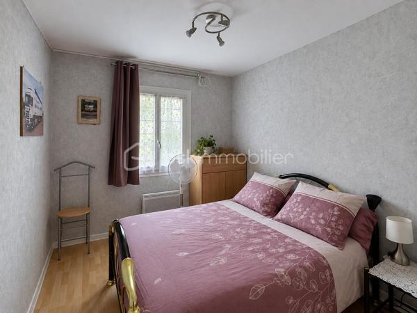 Idéalement situé dans le quartier Saint Julien, Saint Amâtre venez découvrir ce charmant pavillon qui saura vous séduire par son potentiel, sa belle construction et par le calme qui l'entoure. Édifié sur un sous-sol total ce pavillon se compose au rez de chaussée d'une entrée avec placards desservant une cuisine aménagée et équipée ainsi qu'un séjour en double exposition avec sa cheminée. Un couloir vous conduit à une chambre ainsi qu'à la salle d'eau, au wc séparé et un accès au sous-sol. A l'étage, c'est un large palier qui dessert deux belles chambres ainsi qu'un cabinet de toilette qui pourrait être complété d'une douche afin de créer une véritable salle d'eau. Au sous-sol vous découvriez une buanderie, un cellier, une pièce ainsi qu'un espace de stationnement.  A l’extérieur, vous pourrez bénéficier d'un terrain clos et arboré d'un peu plus de 1000 m² avec ses deux portails pour faciliter l'accès. faites deux pas et vous serez au milieu des champs. La ville avec ses commodités est derrière vous et le calme de la campagne est devant vous. Cette maison n'attend plus que vous pour retrouver son lustre d'antan et devenir l’écrin de votre nouvelle histoire.