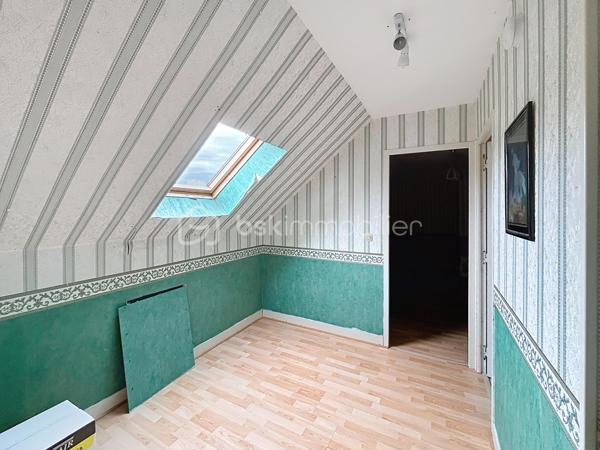 Idéalement situé dans le quartier Saint Julien, Saint Amâtre venez découvrir ce charmant pavillon qui saura vous séduire par son potentiel, sa belle construction et par le calme qui l'entoure. Édifié sur un sous-sol total ce pavillon se compose au rez de chaussée d'une entrée avec placards desservant une cuisine aménagée et équipée ainsi qu'un séjour en double exposition avec sa cheminée. Un couloir vous conduit à une chambre ainsi qu'à la salle d'eau, au wc séparé et un accès au sous-sol. A l'étage, c'est un large palier qui dessert deux belles chambres ainsi qu'un cabinet de toilette qui pourrait être complété d'une douche afin de créer une véritable salle d'eau. Au sous-sol vous découvriez une buanderie, un cellier, une pièce ainsi qu'un espace de stationnement.  A l’extérieur, vous pourrez bénéficier d'un terrain clos et arboré d'un peu plus de 1000 m² avec ses deux portails pour faciliter l'accès. faites deux pas et vous serez au milieu des champs. La ville avec ses commodités est derrière vous et le calme de la campagne est devant vous. Cette maison n'attend plus que vous pour retrouver son lustre d'antan et devenir l’écrin de votre nouvelle histoire.